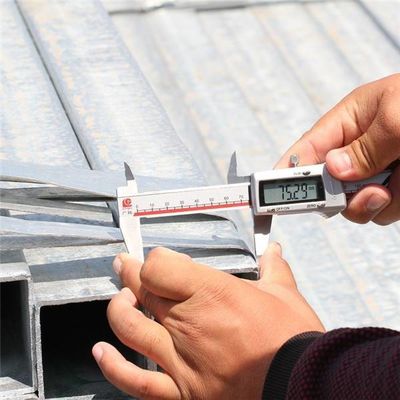 Ausgang Q235 Heißtauchverzinktes Quadratstahlrohr für mehrere Durchmesser ± 1% Toleranz