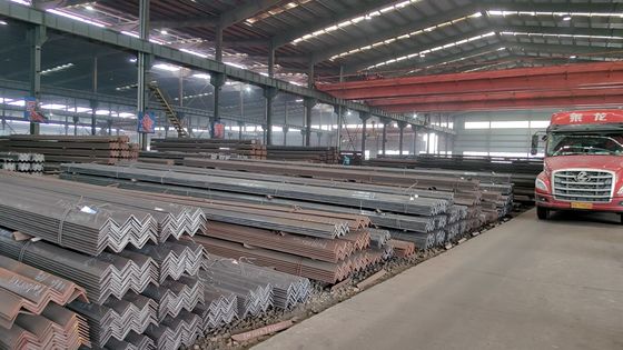 Gleichseitige Winkelstange 40x5mm 6m 12m ASTM A36 Q235 GB 20x4mm warmgewalztes Stahl für Bieganwendungen