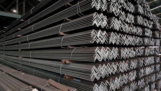40x5mm 6m 12m ASTM A36 Q235 GB 20x4mm warmgewalzte Stahlwinkelstange für S235JR/S275JR/S355JR in Q235/Q345/SS400/ST37-2/ST52