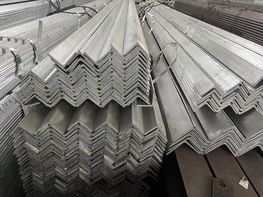 40x5mm 6m 12m ASTM A36 Q235 GB 20x4mm Warmgewalzte Stahlwinkelstange für Engelstahlstange Oberfläche leichte Stahlscheibe