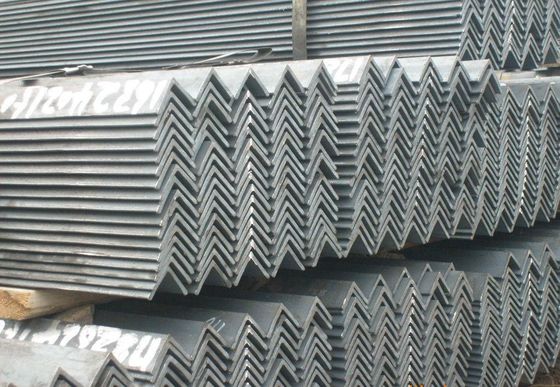 Gleichseitige Winkelstange Vielwinkelstahl-Abschnitt Balkengrößen 40x5mm 6m 12m ASTM A36 Q235 GB 20x4mm Warmgewalzt