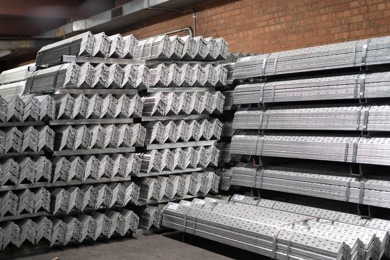 Gleichseitige Winkelstange Vielwinkelstahl-Abschnitt Balkengrößen 40x5mm 6m 12m ASTM A36 Q235 GB 20x4mm Warmgewalzt