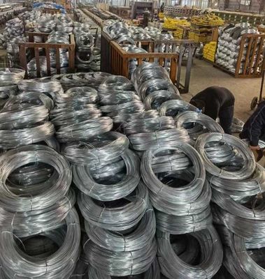 Warmgewalzte Z35 galvanisierte Stahldrahtstange in Spulen für den Bau von Qualität Q195 Q235 geeignet für die Nagelherstellung