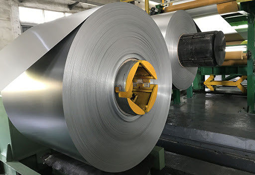 0.5mm 0,8mm 1,2mm Dicke 1000 1200 1250mm Anpassbar 1050 1060 3003 3005 3105 Aluminium Spulenstreifen ist Legierung Temperatur T3 T8