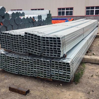 4x4 Zoll Schwerlastvorverzinkte Quadratstahlrohre Stahlgehalt 0,7 mm Zinkschicht für Industrieflüssigkeitsrohre